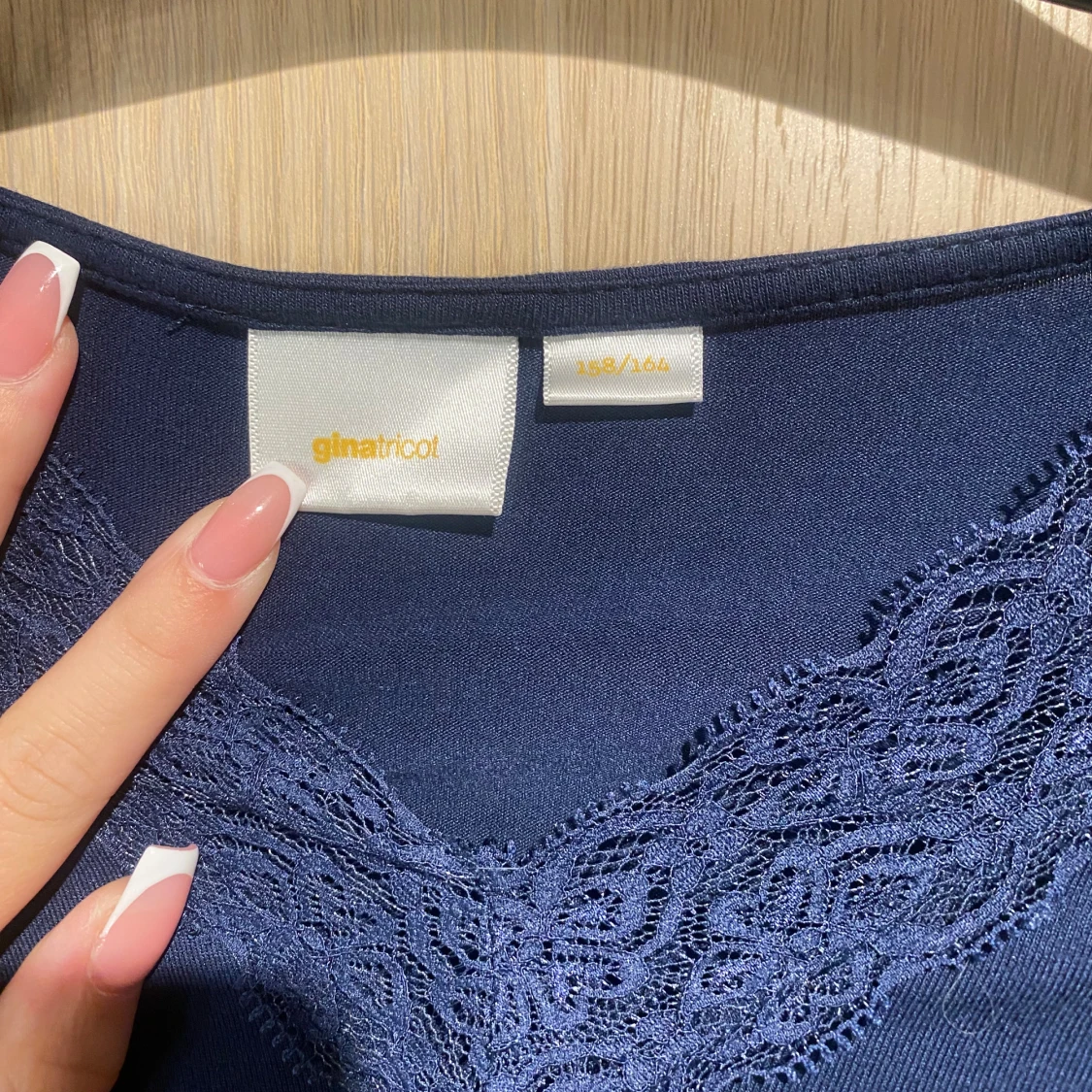 Mörkblå långärmad topp med spets - 4