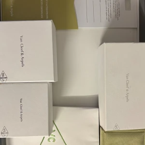 Komplett Box Paket Van Cleef - Boxar till Van Cleef, ring, armband, halsband, örhängen etc. Köp till detta om man vill ha med boxen 