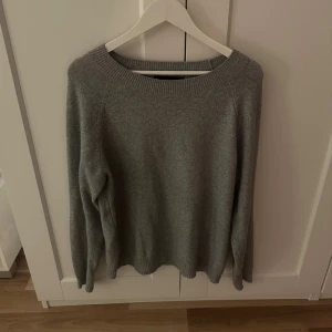 Grå stickad tröja från Vero Moda - Enkel och stilren grå stickad tröja från Vero Moda. Tröjan har rund halsringning, ribbade muddar och lång ärm. Perfekt för lager-på-lager och passar till allt. Mjuk och skön att bära under kyligare dagar. Stl XL men är som en L. 
