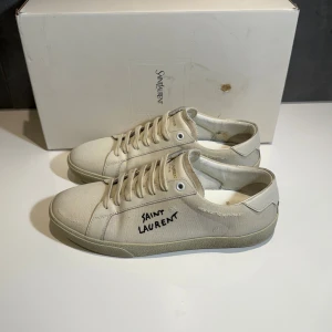 Saint Laurent  - Saint Laurents i size 40,5 passar 41,5, skick 9,5/10 som nya, box medföljer vid köp, vid funderingar hör av er.