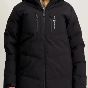 Svart dunjacka från Sail Racing - Svart dunjacka från Sail Racing med huva och två bröstfickor med dragkedja. Jackan har en stilren look med logga på bröstet och är perfekt för kalla dagar. Långärmad och med rejäla muddar för extra värme. Snygg och funktionell för vintern.