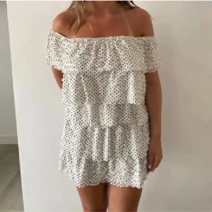 Zara klänning - (Lånade bilder) Säljer denna super snygga prickiga volang klänningen från Zara som är helt slutsåld. Klänningen har även ett svart band som man kan knyta runt midjan som en rosett. Klänningen är dessutom i nyskick. Kom privat för fler bilder eller frågor!💕💕