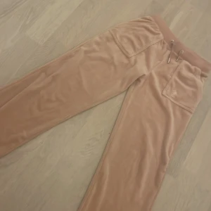 Rosa juicy byxor🤍 - Supeer bra skick bara använda några få ggr. 🫶🏼 jätte sköna och passar perfekt på mig som e runt 151 cm lång köpt för 700kr