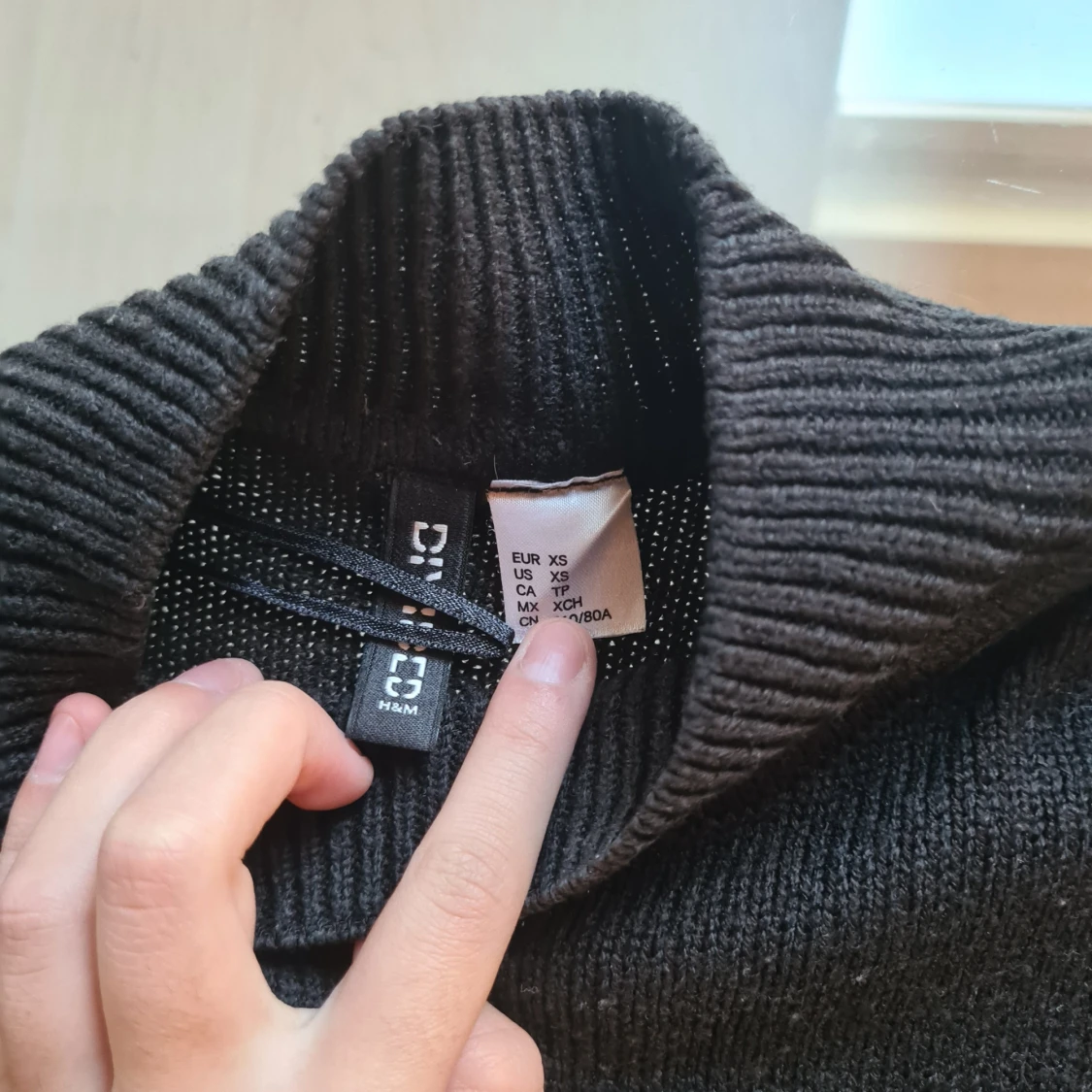 Svart croppad stickad tröja - 4