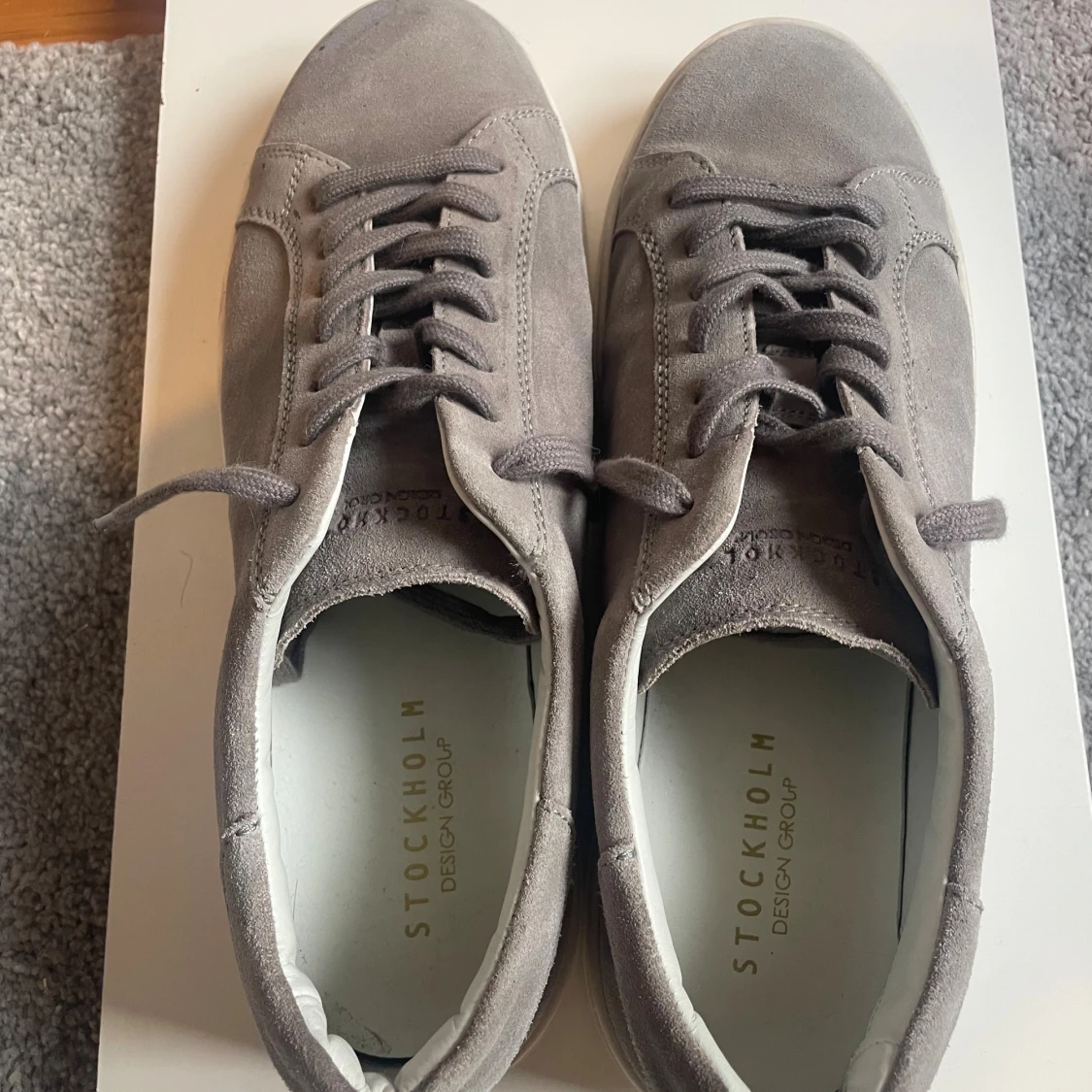 Grå mocka sneakers från Stockholm Design Group - 2