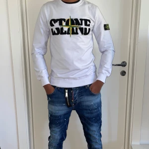 Stone Island tröja strl XS vit - Helt ny. Fin replika med grym kvalitet. Modellen är 175cm väger 67 kg. Normal i passformen. Pris: 799kr. Först till kvarn som gäller. Skickas inom 24h