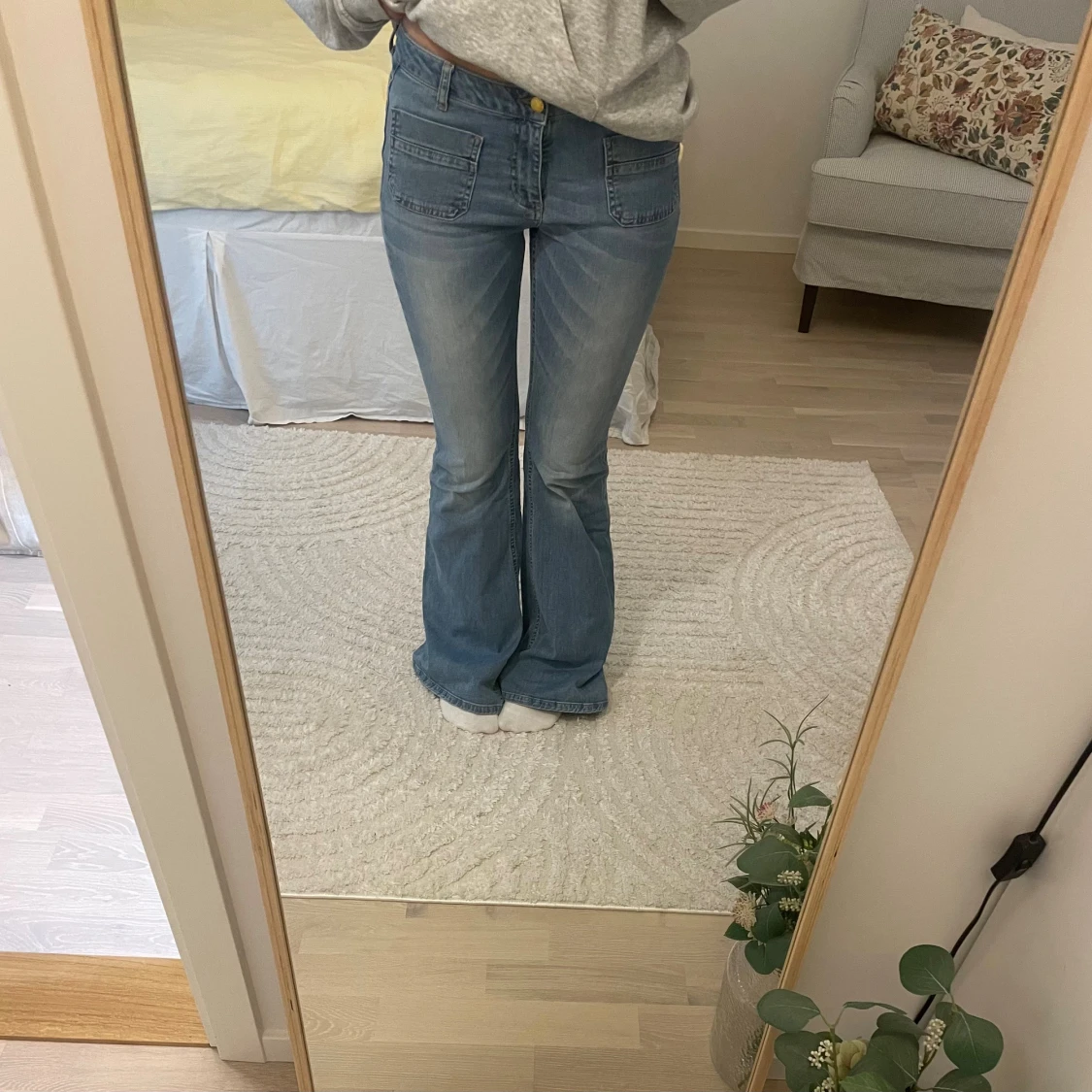 Blå bootcut jeans med fickor - 1