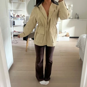 Beige jacka H&M - Riktigt snygg jacka från hm i bergige färg, perfekt till snygga höstoutfits!!! Knappt använd, säljer då jag köpt andra som kommer till mer användning ❤️❤️❤️ strl s, nypris 549 kr