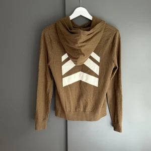 Zadig Voltaire stickad ull hoodie - Säljer denna riktigt feta Zadig Voltaire ull hoodien i väldigt bra skick!⭐️Storlek 14 vilket passar XS!🤝Nypris = 3000kr!👍Hör gärna av er om ni har funderingar!🙌