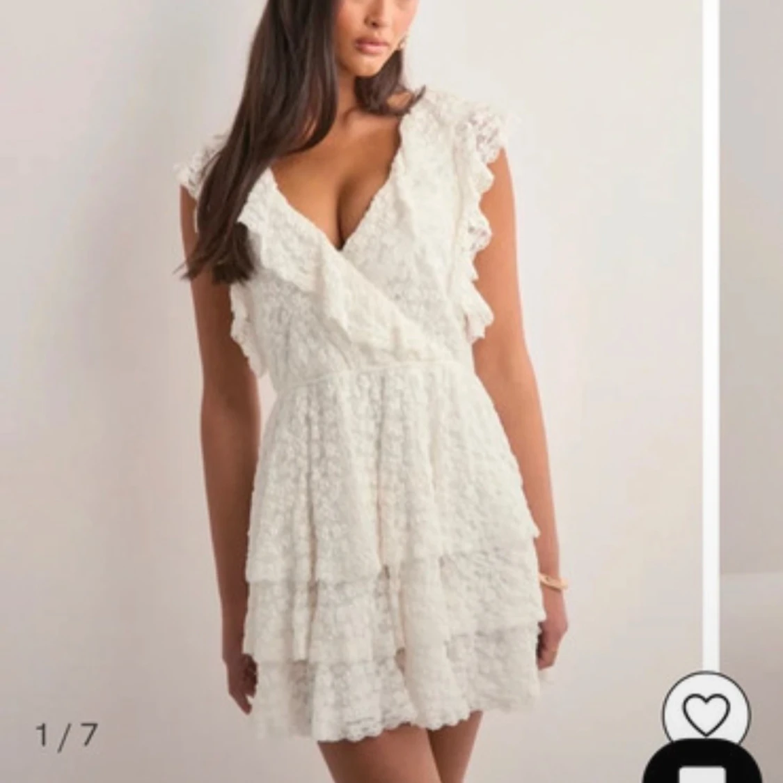 Vit spetsklänning med volanger