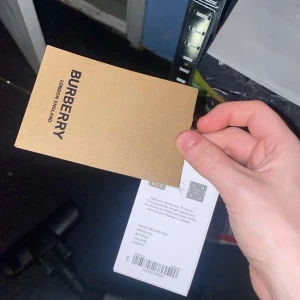 Grå hoodie från Burberry med dragkedja - Säljer en stilren ljusgrå hoodie från Burberry med dragkedja framtill, huva med snörning och två stora fickor. Perfekt för dig som gillar klassisk streetstyle och vill ha något bekvämt och snyggt. Priset kan absolut diskuteras och varan är i mycket bra skick! Skriv vid minsta fundering och lågt pris vid snabbaffär!!