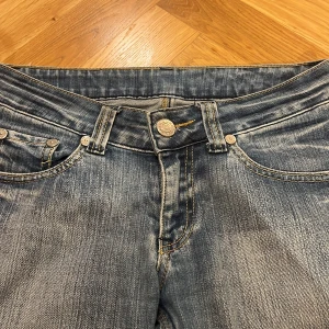 Victoria Beckham Rock & Republic jeans - Snygga blå jeans med slitningar och broderade kron-detaljer på bakfickorna. Klassisk femficksmodell med gul kontrastsöm och coolt märke på linningen. De är lite klippta i ner byxan för att jag skulle göra bootcut. Annars jätte fina. Jag är 165 och de vart lite korta för min stil, hade rekommenderat de för nån som är 150-165. Lägg gärna prisförslag💕