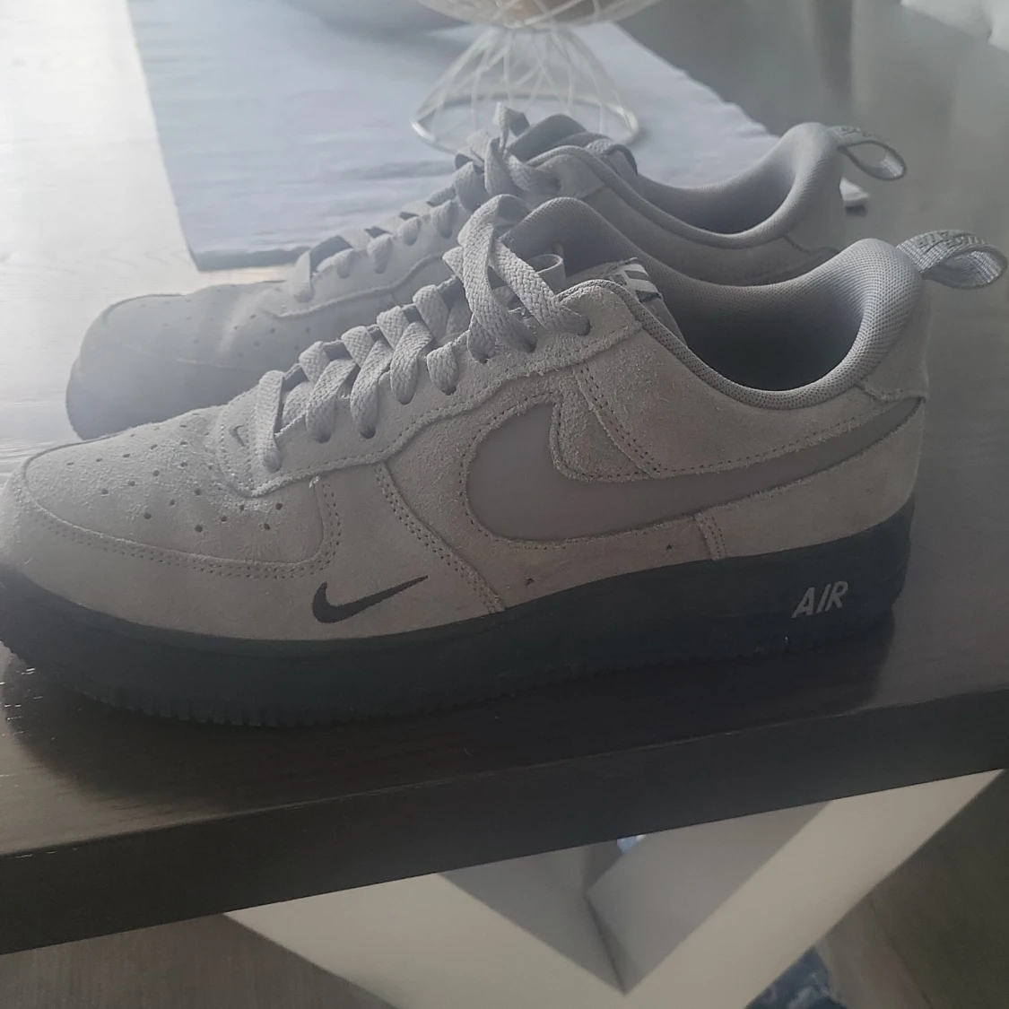 Nike Air Force 1 i grå mocka - 3