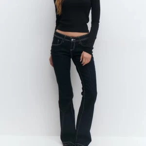 Svarta bootcut jeans med kontrastsömmar - Helt oanvända jeans från Gina tricot, lappen kvar💗