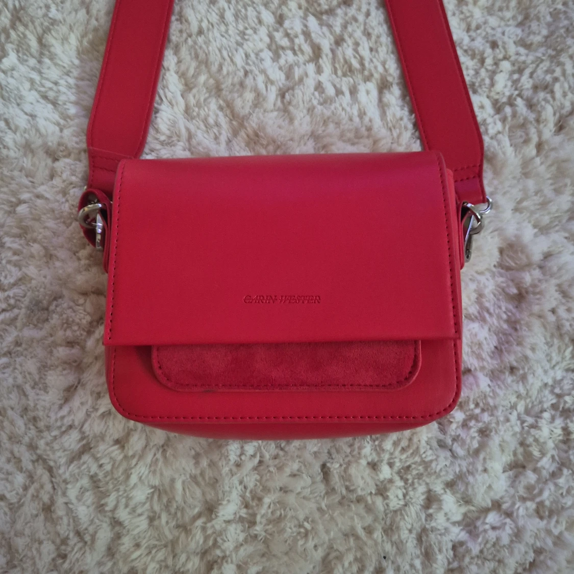 Röd axelväska från  Carin Wester