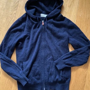 Mörkblå hoodie i kashmir från Sayless🙌🤩 - Marinblå ziptröja i Kashmir storlek S, saknar två tänder i dragkedjan men påverkar inte funktionen. 🙌