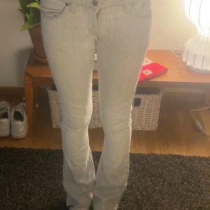 Ljusblå bootcut jeans - Säljer ett par ljusblå jeans med bootcut-modell och klassisk femficksdesign. Jeansen har normal passform och är tillverkade i mjukt denimtyg. Perfekta för dig som gillar en avslappnad men ändå stilren look. Dock är det ett litet hål i rumpan därför säljer jag de så billigt