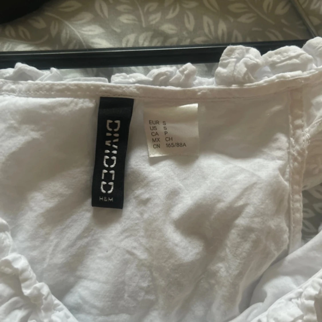 Vit blus med volang från H&M Divided - 2