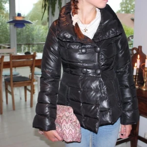 Benetton jacka - Jättefin figurformad höst/vinterjacka med högre krage från BENETTON.