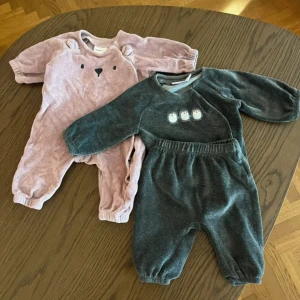 Plysch overall och set - En rosa plyschoverall med nallemotiv och ett grått plyschset med pingviner från mywear baby. Storlek 56. Fint skick