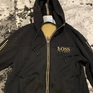 Hugo boss kofta - Hugo boss kofta Guld. Sällsynt säljs inte mer. Storlek M. Och i ett fantastiskt skick! 8/10