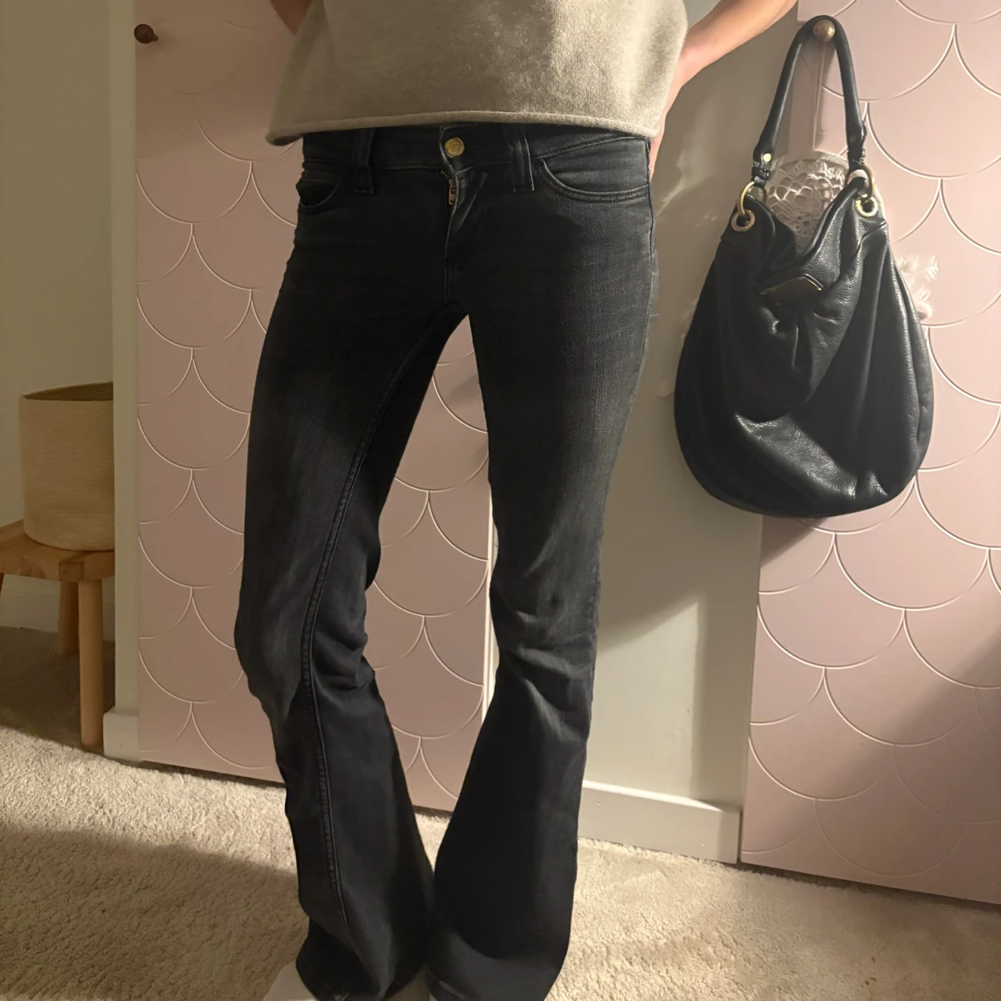 Svarta ootcut jeans  - 1