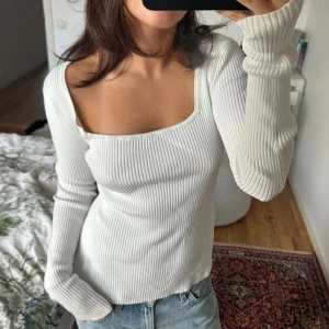 Vit långärmad  - Så snygg vit långärmad tröja.