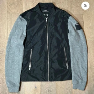 REPLAY CARDIGAN - Svart/Grå Replay Cardigen - 9/10 Skick - Riktigt Fet och passar perfekt med en snygg hoodie eller t-shirt - Klarar och ger en varm känsla under hösten och vinter! - Pris kan alltid diskuteras! //Mvh Arvid