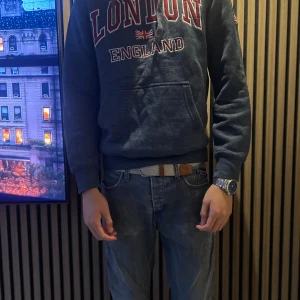 Mörkgrå 16sixty hoodie  - Bra skick,snygga detaljer,skriv vid frågor