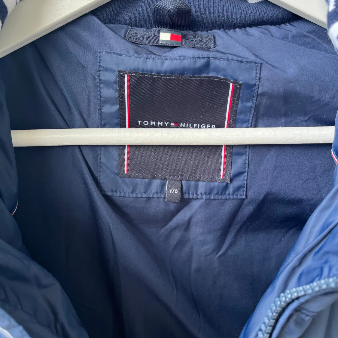 Blå pufferjacka från Tommy Hilfiger - 2