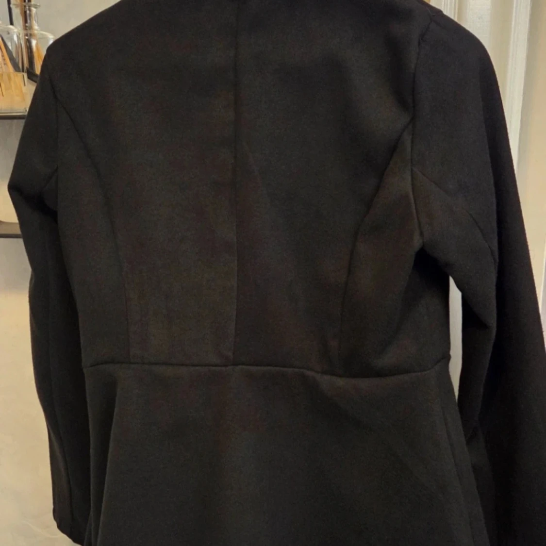 Höst/Vinterkappa med guldspänne / Svart Figurnära Peplum-Jacka Strl M - Stor Krage & Guldspänne - 1