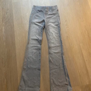 Gråa jeans - Gråa jeans utan knappar och dragkedja, mjuka och sköna, perfekt för dom som tycker att vanliga jeans är osköna.