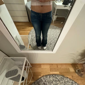Blå jeans från G-Star - Snygga blå jeans från G-Star med låg midja. Bootcut i storlek 27x32. Säljer då de inte kommer till användning, köpta från zalando från början. 