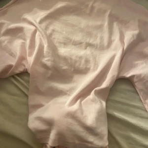 Fin rosa tröja med knyte i bak väldigt viral - Fin tröja, med knyte där bak. Jätte populär tröja i en fin rosa tröja.