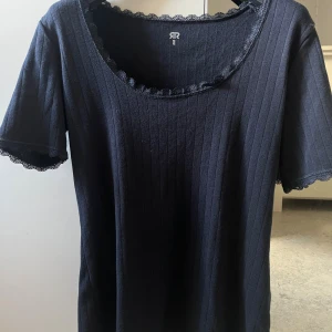 Mörkblå topp - Söt mörkblå topp med spets detaljer. Storlek S men mer som M
