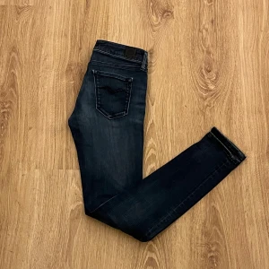 Replay luz W26 - Här är ett par stilrena Replay jeans. De är i W26 och måtten för Längd är 72cm. Lappen är konstigt nog bortklippen! Skulle säga att den passar någon som är 170cm-176cm! Men för mer info eller andra frågor så är det bara att höra av dig! Pris kan diskuteras vid snabb affär!☺️