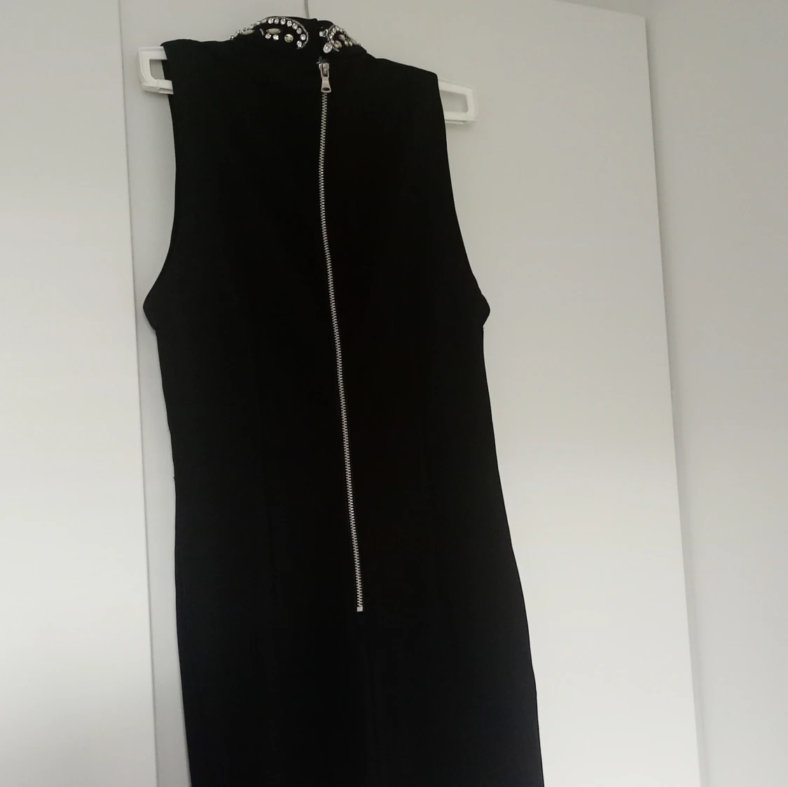 Svart kort klänning med pärldetaljer - 2
