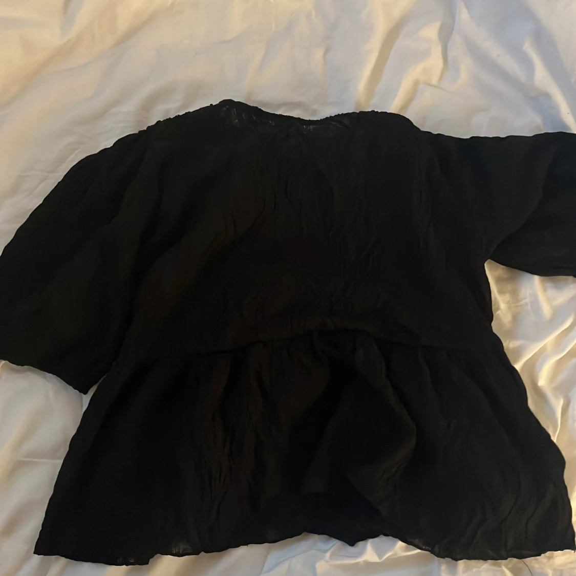 Svart blus med puffärm och knyt från Gina  - 1