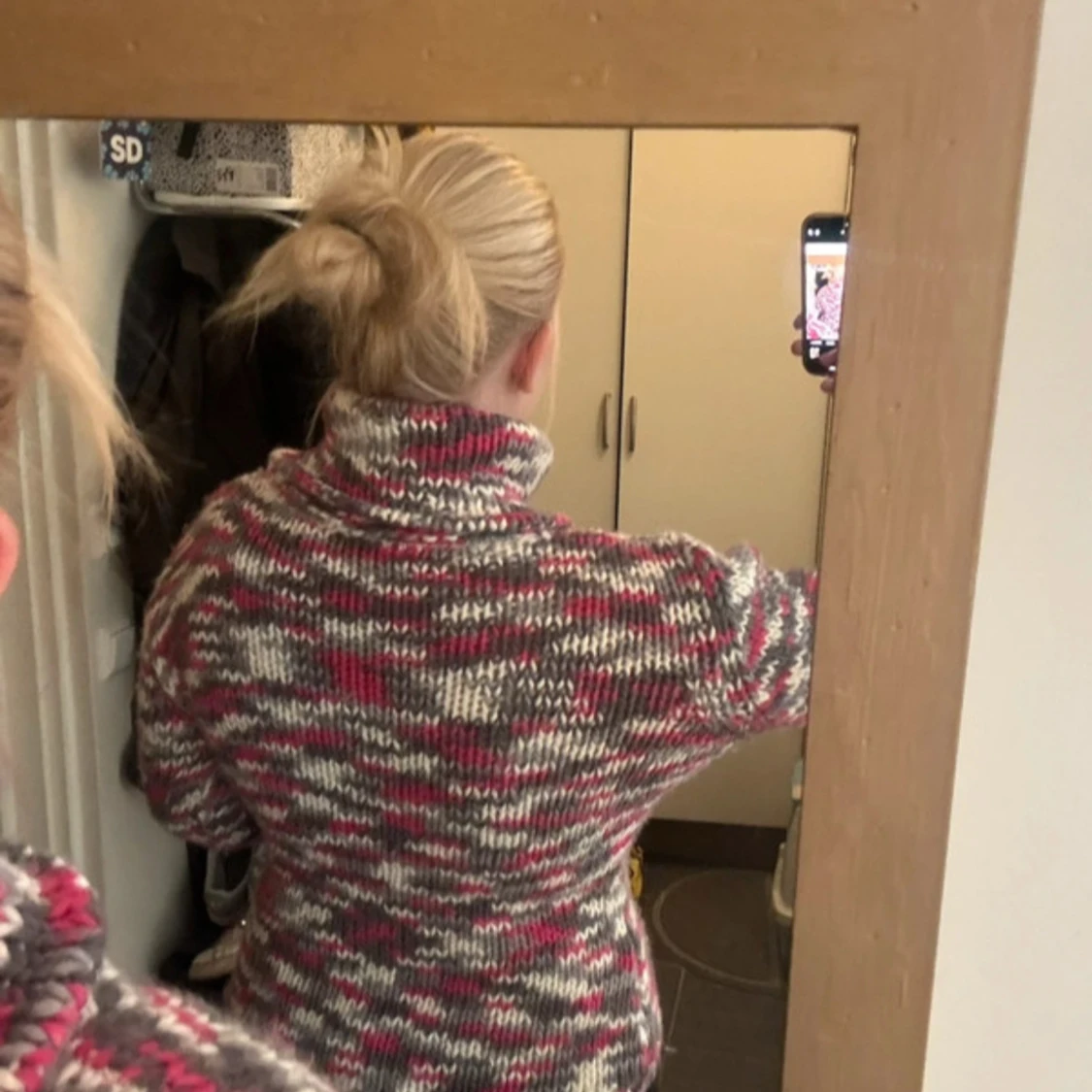 Stickad polotröja i grått, rött och vitt - 2