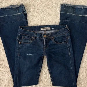 Lågmidjade jeans - ❤️midjemått: 37cm rakt över, Innerbenslängd: 84cm.