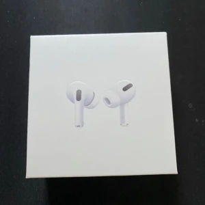 AirPods Pro - Säljer ett par Apple AirPods Pro  gen 3 i mycket fint skick, komplett med originalförpackning, laddningsetui och extra öronproppar. Trådlösa hörlurar med aktiv brusreducering och hög ljudkvalitet. Allt ser rent och välvårdat ut, inga synliga repor eller skador.