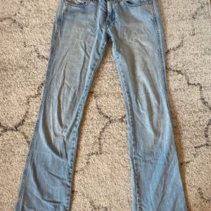 Diesel lågmidjade bootcut jeans  - Säljer ett par lågmidjade bootcut jeans från Diesel, passar storlek xs/s, köpta på vinted med säljes då de är för små. Midjemått 37 cm. Innerbensmått 83 cm. Skriv om du har mer frågor eller för mer bilder😊