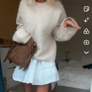 Stickad mohair tröja - Lurvig stickad tröja i mohairblanding från arket! Gammelvit. Köptes för 3 år sedan för 1300kr. Bra skick 🤍 Inga skambud tack!🩷