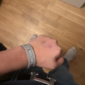 Grått Christian Dior J'Adior armband - (Pris är ej hugget i sten!)Snyggt vävt armband från Christian Dior i grått med texten 'CHRISTIAN DIOR J'ADIOR'. Perfekt för dig som vill ha ett unikt armband 