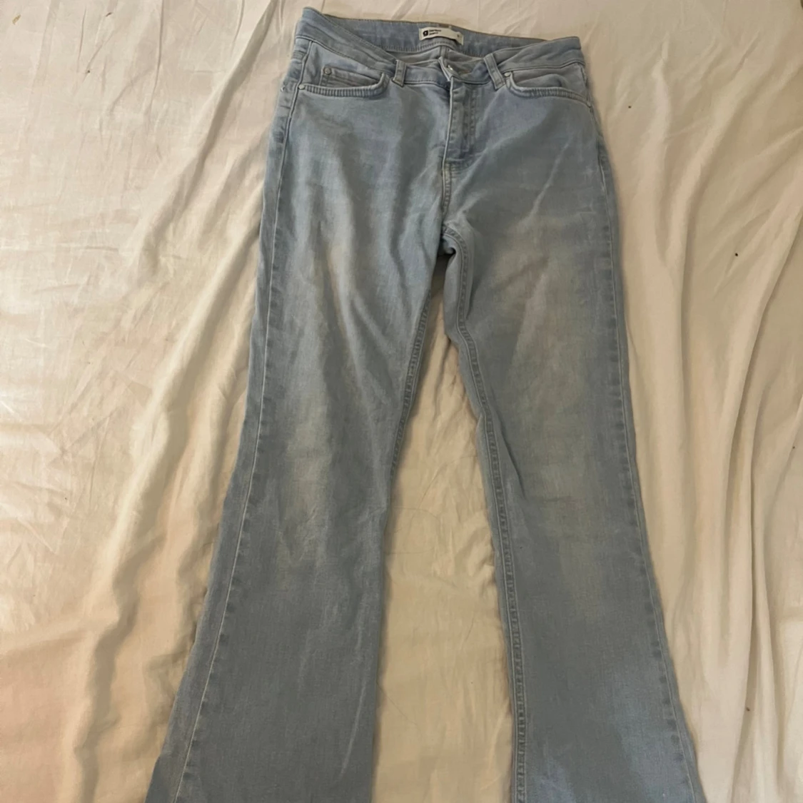 Ljusblå bootcut jeans från Gina Tricot