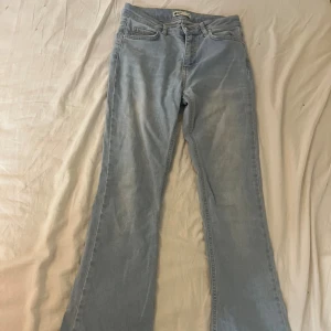 Ljusblå bootcut jeans från Gina Tricot - ljusblå bootcut jeans från Gina Tricot, modell Perfect Jeans. Jeansen har klassisk femficksdesign, normalhög midja och är tillverkade i mjukt denimtyg. Snyggt utsvängda ben för en trendig look.