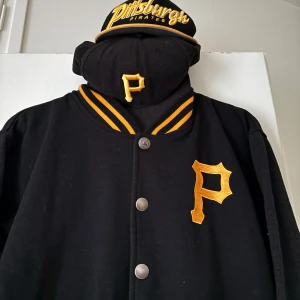 Pittsburgh Pirates/Steelers fan apparel - 2 tjocktröjor,  majestic baseball matchtröjor, 2-3 kepsar, massa mer saker. Fråga om du undrar över något. Jag har bott i Pittsburgh, därav överflödet av Pittsburghkläder..  