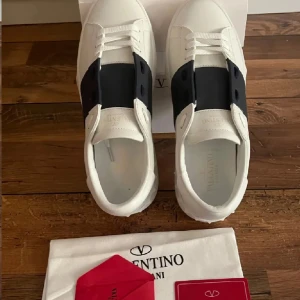 Valentino Open sneakers vit/svart - SÖKER valentino skor i storlek 47-48.                      Kan vara både svart vita, blå vita, grön vita 