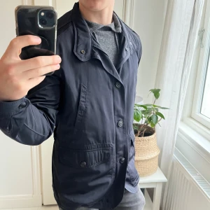 Massimo dutti field jacket  - Massimo dutti field jacket, Inga defekter! Modellen är 180,75 kg och bär L. Kom med frågor 🤝