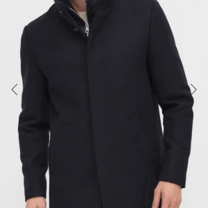 Matinique Rpck - Säljer en stilren dark naivt rock med rak passform och diskreta fickor. Jackan har hög krage, dold dragkedja och knappar framtill. Perfekt för dig som gillar en clean look och vill hålla värmen under höst och vinter. Materialet är en ullblandning som känns både mjuk och lyxig. Säljer den pågrund av att den har blivit för liten ny pris 2999 men säljer ändast för 799 den är i ny skick mer bilder kan komma om man skriver 